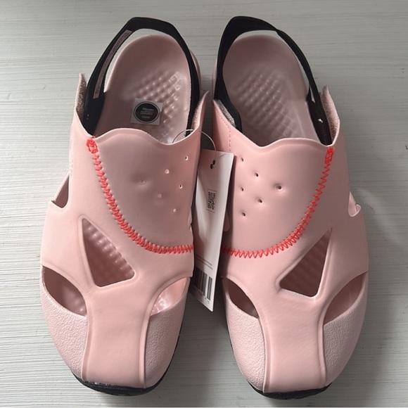 Nike Jordan girl’s pink sandals - Picture 2 of 3